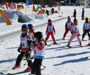 yapboz Çocukları dağda kayak tipik kış sahne